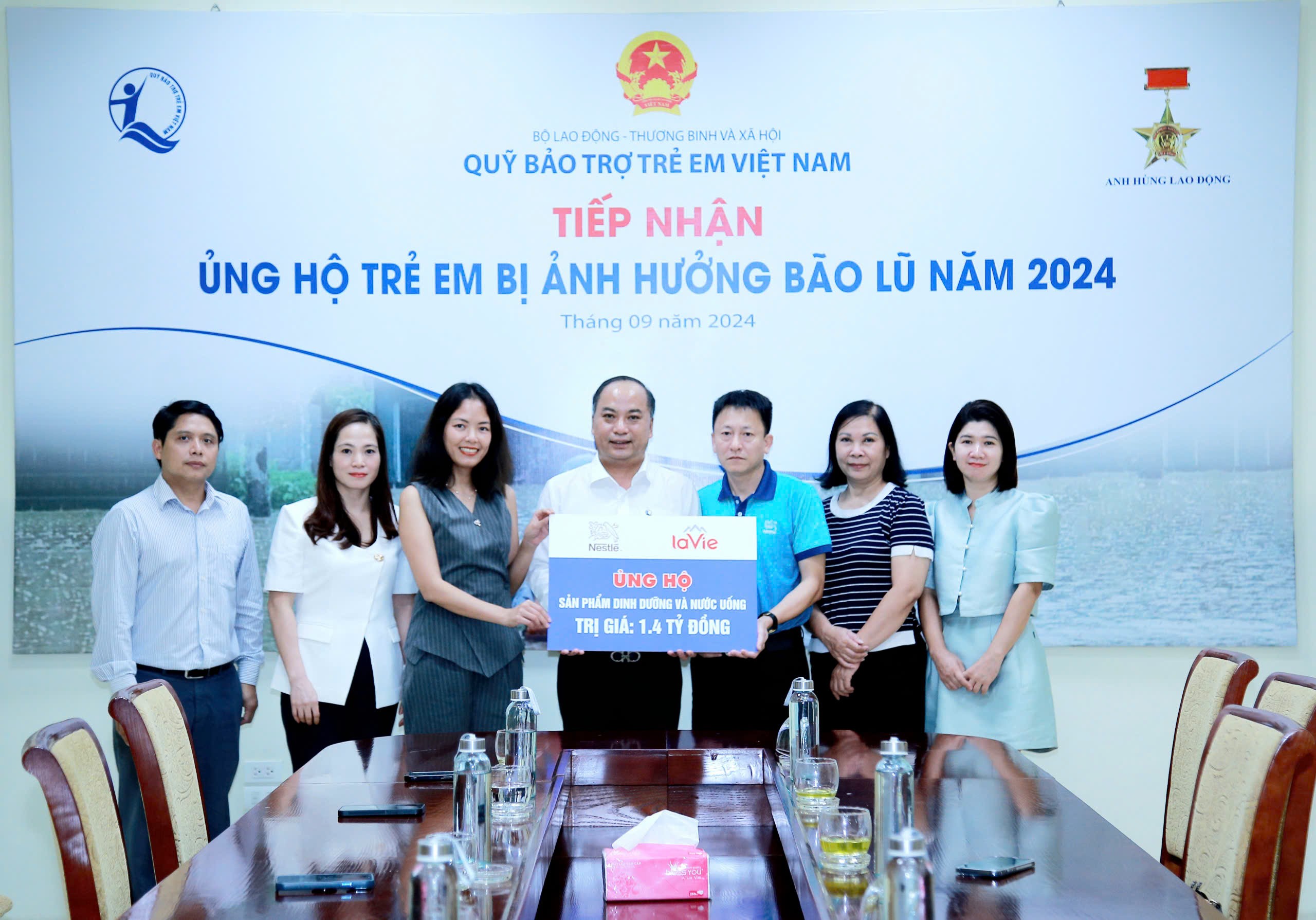 nestle-viet-nam-ung-ho-san-pham-dinh-duong-va-nuoc-uong-cho-gia-dinh-va-tre-em-co-hoan-canh-kho-khan-do-bao-yagi-thong-qua-quy-bao-tro-tre-em-viet-nam-1726370250.jpg