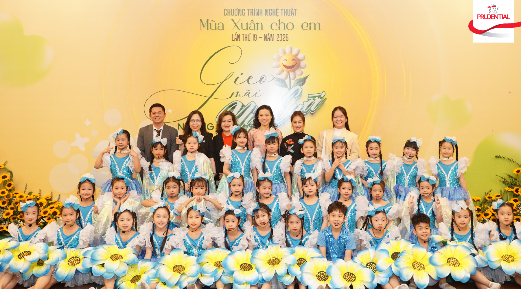dai-dien-prudential-viet-nam-chup-hinh-cung-cac-em-nho-tham-gia-bieu-dien-van-nghe-tai-su-kien-1767001834.png