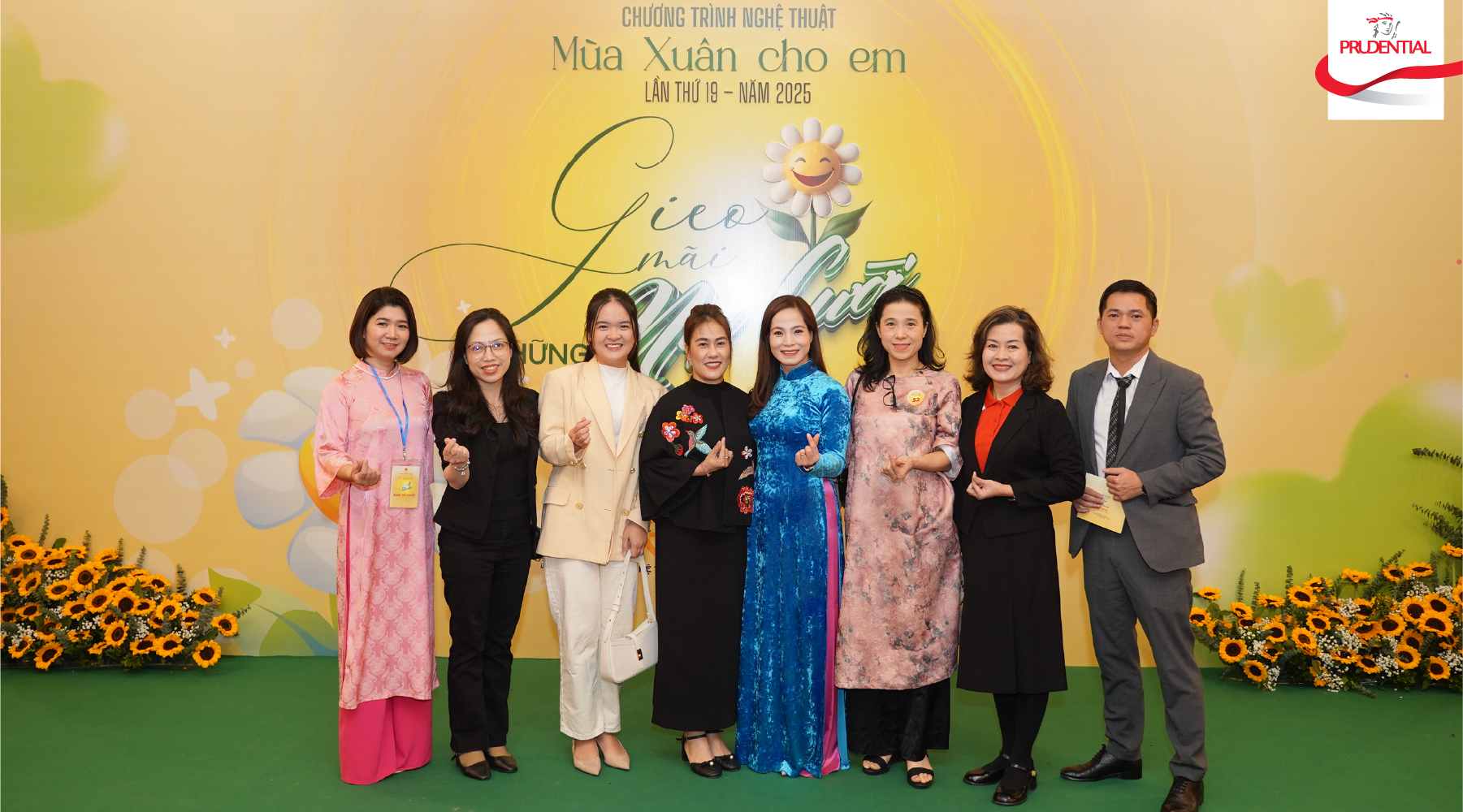 dai-dien-prudential-viet-nam-chup-hinh-cung-dai-dien-quy-bao-tro-tre-em-viet-nam-tai-su-kien-1767001865.png