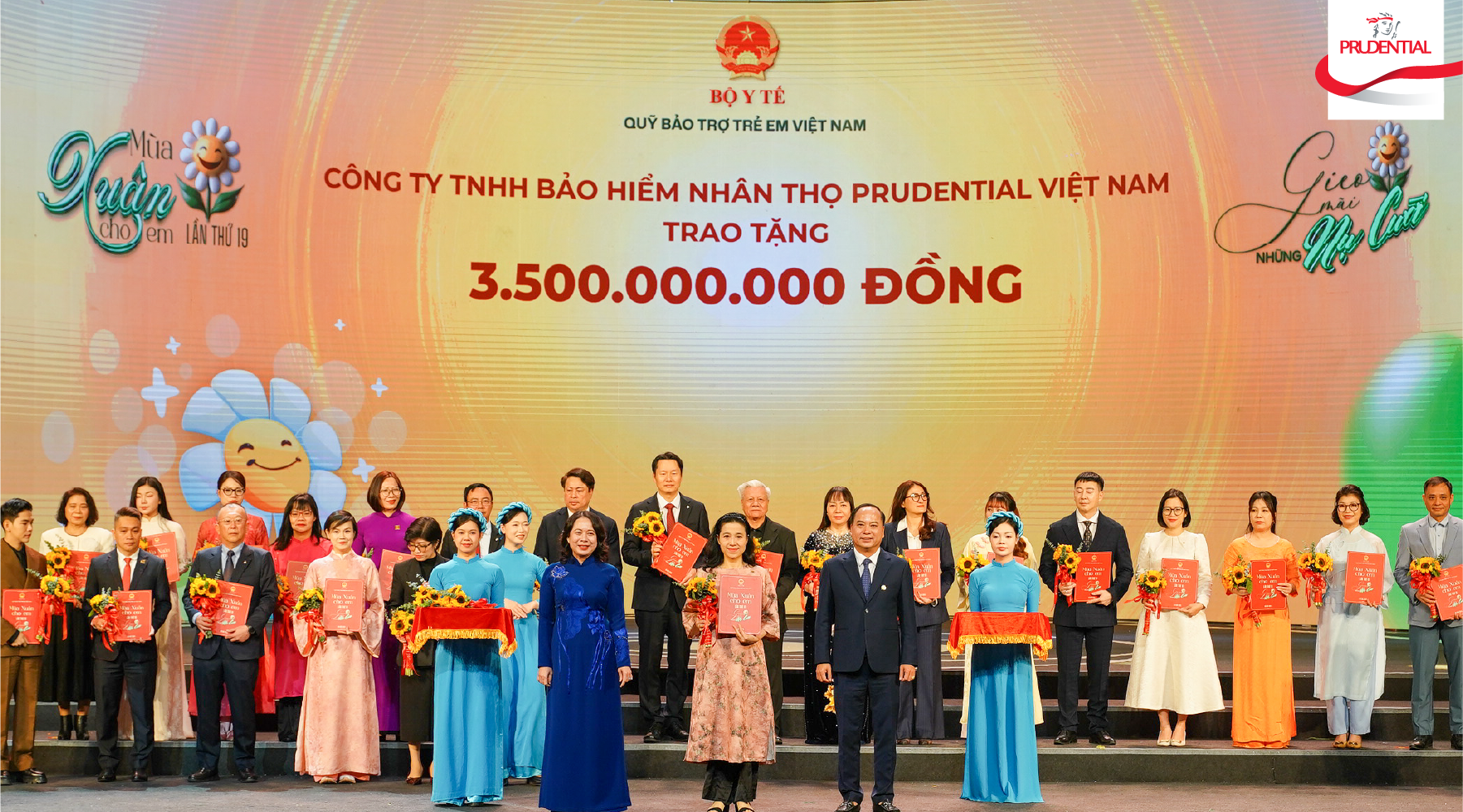 dai-dien-prudential-viet-nam-nhan-giay-chung-nhan-va-hoa-tai-su-kien-1767001851.png