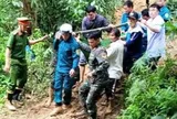 Băng rừng, khiêng thai phụ vượt quãng đường sạt lở đi cấp cứu