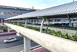 Người đi bộ sắp có thang máy lên các cầu vượt dọc tuyến metro số 1
