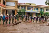 Bộ đội, công an lội bùn dọn dẹp trường học sau lũ