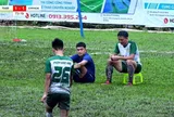 Mang ghế nhựa vào ngồi giữa sân, cầu thủ Việt Nam nhận án phạt nghiêm khắc