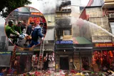 Hà Nội: Cháy lớn trên phố Hàng Mã ngày cuối năm, đôi nam nữ liều mình nhảy từ tầng cao thoát thân