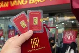 Vàng 0,1 chỉ gây "sốt" đầu năm 2026, người dân rồng rắn xếp hàng mua lấy lộc