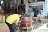 Làng nghề trống da vang danh xứ Nghệ hối hả vào vụ Tết