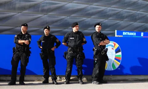 Cảnh sát Đức gồng mình chống nạn nhập cảnh trái phép mùa EURO