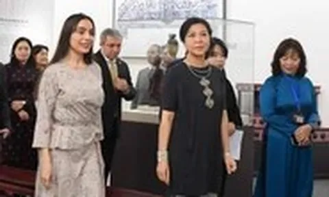 Bà Ngô Phương Ly, phu nhân Tổng Bí thư Tô Lâm, tiếp bà Leyla Aliyeva ở Bảo tàng Mỹ thuật