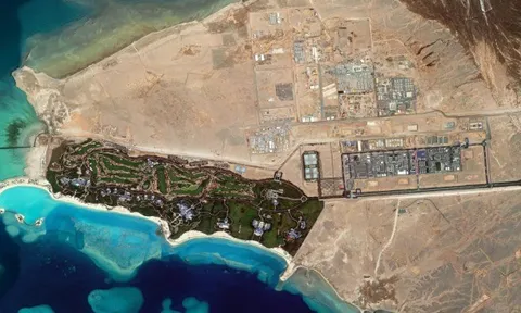 Hé lộ tiến độ thi công đáng kinh ngạc của siêu đô thị dài 170km của Saudi Arabia: Nền móng bắt đầu ‘mọc’ lên từ cát, 60 tuabin gió cung cấp cho công trường 2.800 công nhân