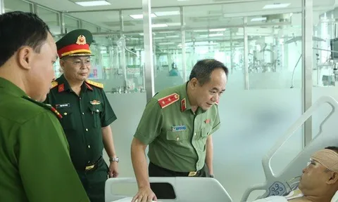 Giám đốc Công an TP Hà Nội thăm Đại úy cảnh sát cơ động bị "quái xế" tông