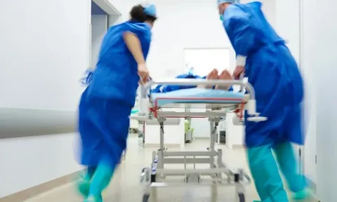 Người phụ nữ tử vong vì đột quỵ: Bác sĩ chỉ ra 1 sai lầm tai hại khi ăn canh