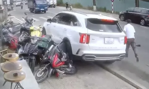 Camera ghi cảnh ô tô lấn làn, tông thẳng vào người dân và hàng loạt xe máy