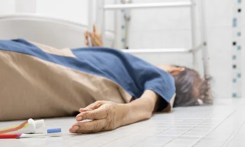 Người nhà phá cửa khi phát hiện người đàn ông đi vệ sinh hơn 1 giờ vẫn không thấy ra