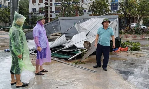 Cận cảnh hàng loạt ngôi nhà ở Hà Tĩnh bị "vò nát" sau bão Kajiki