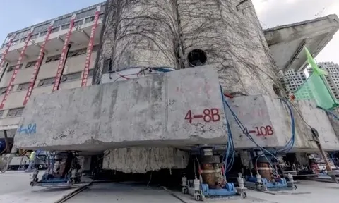 "Thần đèn" Trung Quốc sở hữu năng lực phi thường: Hô biến tòa nhà 7.600 tấn "mọc chân" và đi bộ như người