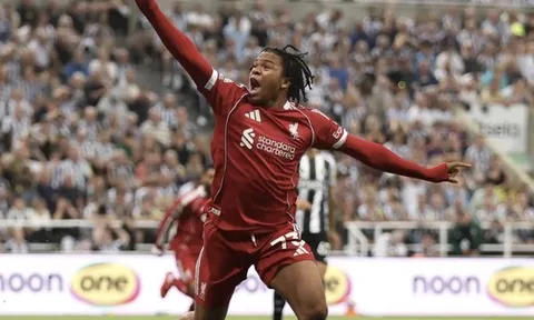 Sao 16 tuổi Ngumoha tỏasáng, Liverpool thắng Newcastle phút 90+10