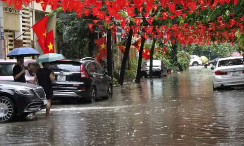 Hà Nội sáng nay: Mưa trắng trời, đường nào cũng ngập!