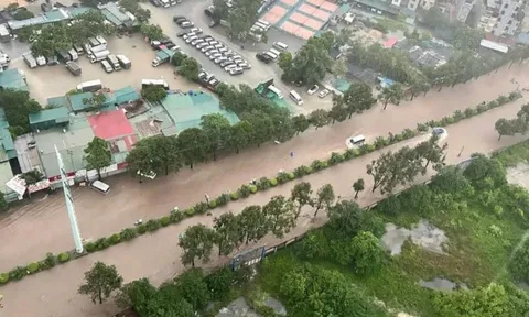 Mưa kéo dài, nhiều đường Hà Nội thành 'sông'