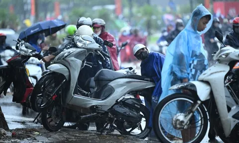 Hà Nội mưa ngập kinh hoàng: Tiệm sửa xe "hốt bạc", dân công sở chi 150.000 đồng để kịp giờ làm