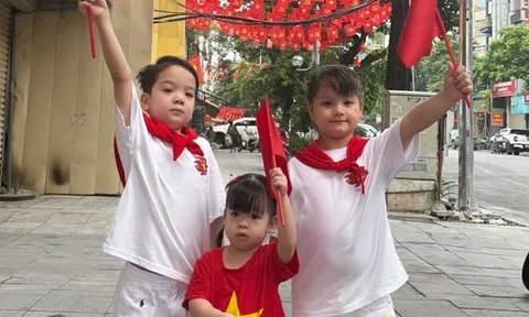Đỗ Mỹ Linh khoe "đội hình yêu nước" nhà bầu Hiển, ái nữ chủ tịch CLB Hà Nội mặc áo cờ đỏ yêu hết cỡ