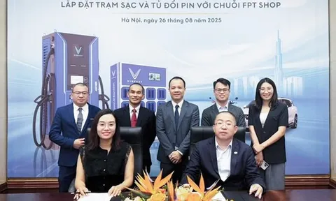 Động thái đầu tiên của VinFast trong chiến lược đổi pin xe máy điện: Bắt tay với FPT Shop, cho phép đổi pin tại tất cả cửa hàng trên toàn quốc