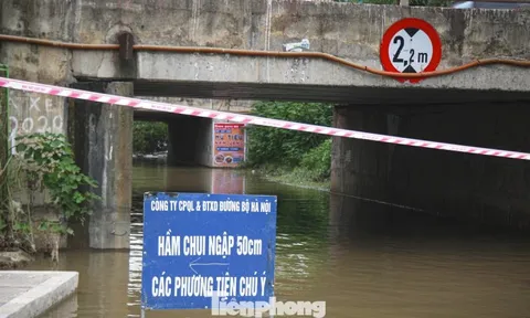 Đại lộ Thăng Long nhiều điểm vẫn ngập sâu, ùn tắc 10 km
