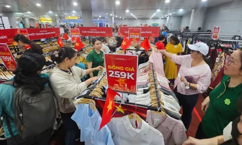 Người dân TP.HCM hào hứng săn hàng giảm giá đến 80%... 'dưới lòng đất'
