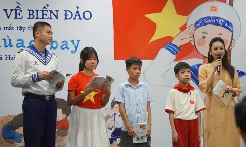 Bốn mùa cờ bay và lời thủ thỉ về biển đảo quê hương