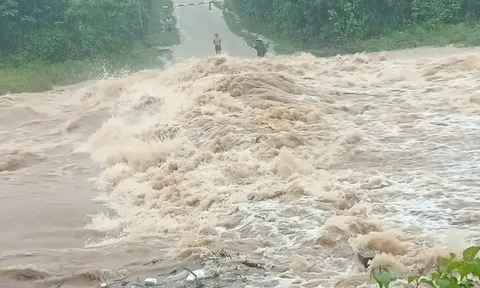 Quảng Trị mưa lớn gây chia cắt một số nơi, sơ tán người dân đến nơi an toàn