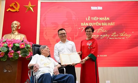 Nhạc sĩ Phạm Tuyên tặng bản quyền bài hát ‘Như có Bác trong ngày đại thắng’ cho báo Nhân Dân