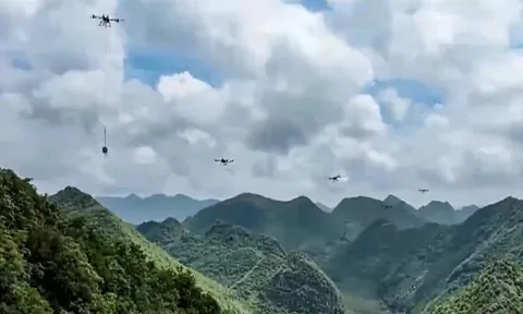 Kỳ tích công nghệ gọi tên Trung Quốc: Không cần con người, drone nhấc ‘ngon ơ’ 180 tấn vật liệu lên lưng trời, nhanh gấp 10 lần thông thường, giảm 80% chi phí, bảo vệ hàng nghìn cây xanh