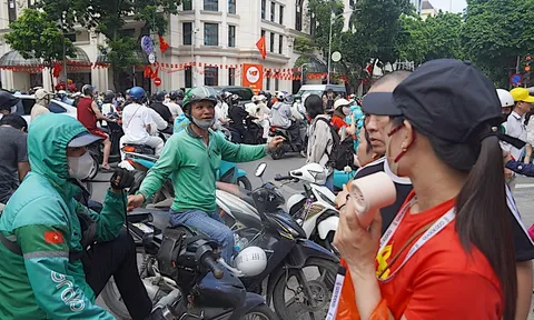 Muôn kiểu dịch vụ, bán hàng tự phát 'hét giá', người dân xem diễu binh bấm bụng chi tiền