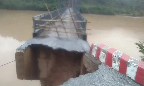 Mưa lớn gây sạt lở cầu qua sông Lam, gần 300 hộ dân bị ảnh hưởng