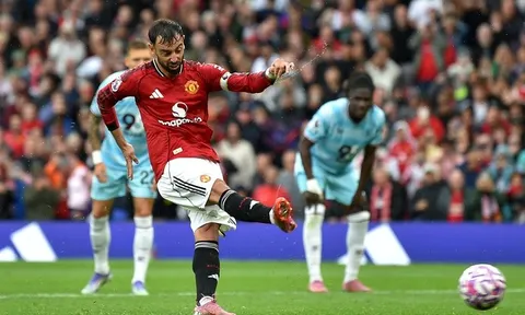 VAR giúp sức phút cuối, Man Utd chật vật thắng đội mới lên hạng