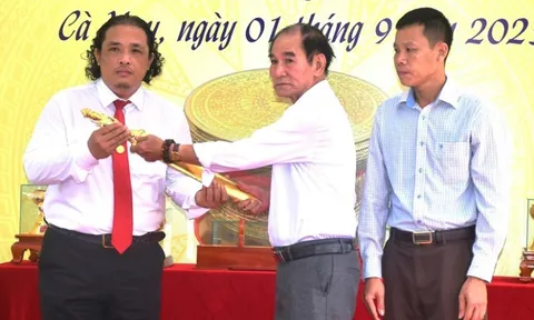 Thanh Hóa tặng Cà Mau trống đồng và kiếm mạ vàng