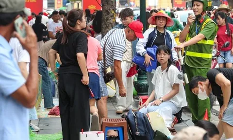 Hàng ngàn người dân "cắm chốt" chờ xem diễu binh A80, Công an Hà Nội liên tục nhắc nhở