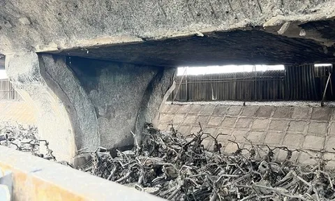 Cấm xe tải trọng trên 18 tấn qua đoạn cầu Vĩnh Tuy sau vụ cháy 500 chiếc xe máy làm lộ cốt thép