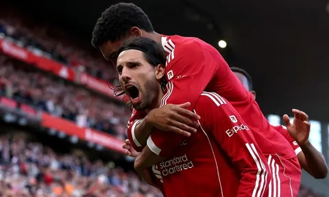 Siêu phẩm sút phạt giúp Liverpool đánh bại Arsenal