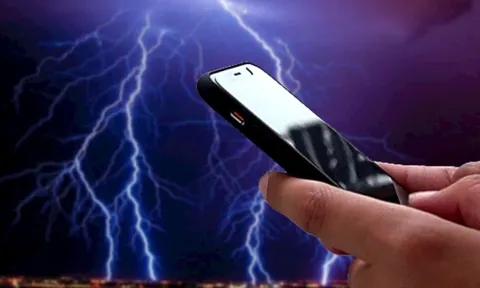 Vừa sạc vừa dùng điện thoại khi trời sấm sét, thanh niên 16 tuổi tử vong