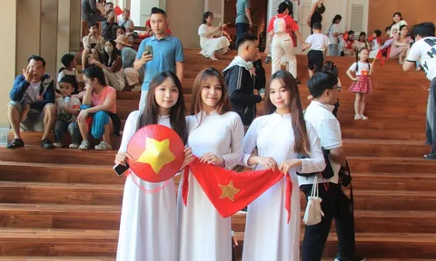 Du khách đổ về TP Đà Nẵng tham quan dịp lễ Quốc khánh