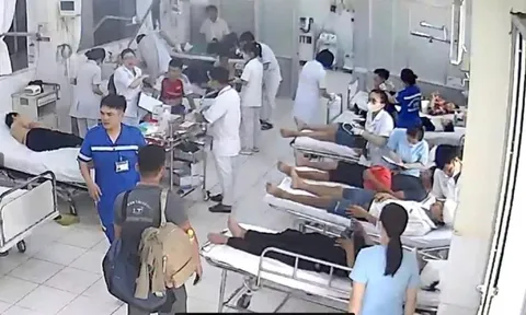 Xe tải và xe khách tông nhau trên cao tốc Vân Phong - Nha Trang khiến 13 người nhập viện