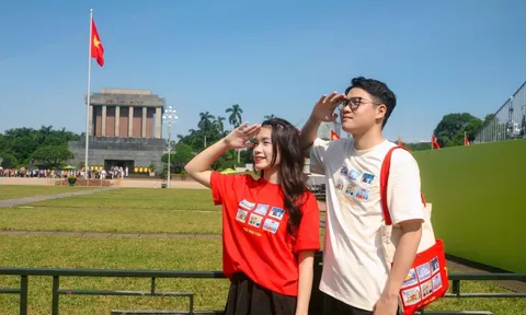 Bạn trẻ kể chuyện yêu nước qua thời trang hiện đại