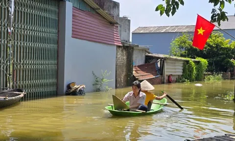Hà Nội: Ngập sâu gần 1m, người dân nhiều xã ngoại thành phải dùng thuyền