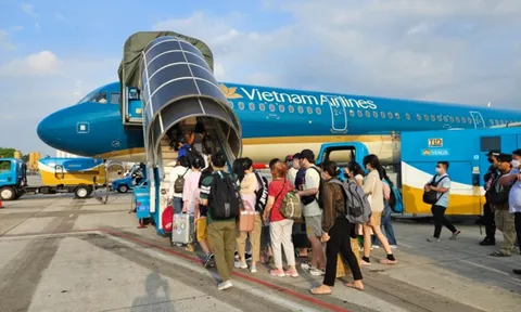 Các hãng hàng không đồng loạt mở bán vé máy bay Tết sớm: Giá cao ngất ngưởng, có chặng hơn 9 triệu đồng vẫn "cháy" vé