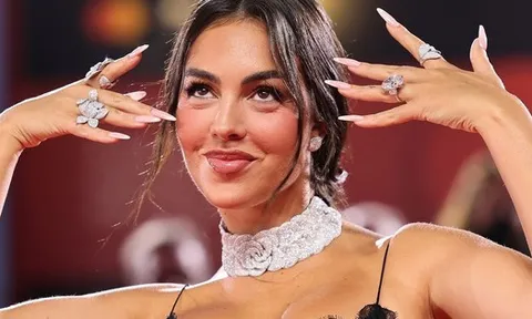 Vợ sắp cưới Ronaldo bị phản ứng dữ dội vì khoe kim cương quá đà trên thảm đỏ