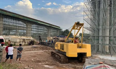 Cần cẩu bất ngờ đổ sập, đè trúng 2 công nhân
