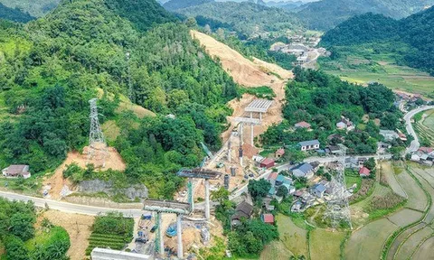 Hơn 3.300 người làm xuyên Quốc khánh, cùng 1.468 thiết bị được huy động cho dự án 23.000 tỷ đồng của Đèo Cả