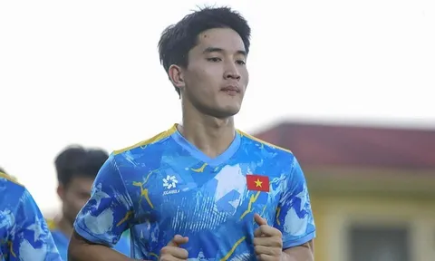 Mẹ của tuyển thủ U23 Việt Nam bật khóc khi con trai ghi bàn