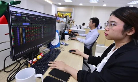 Chứng khoán bất ngờ 'rơi' sâu sau khi vượt mốc lịch sử 1.700